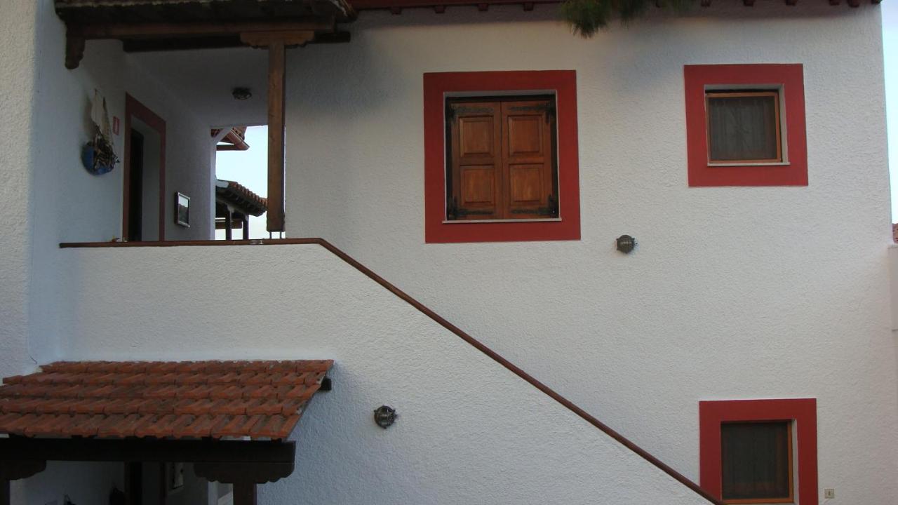 Captain George'S Apartments Patitiri  Exterior photo